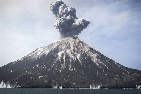 indonesian volcanic island erupted in 1883